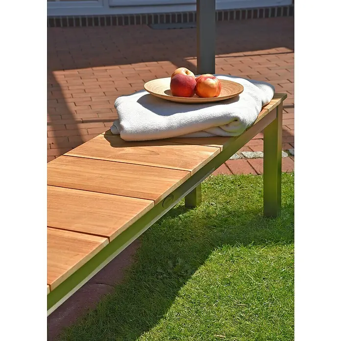Garden Pleasure Gartenbank Dallas - B x T x H: 180 x 38 x 45 cm, Teak, Edelstahl, Natur/Silber - Gartenbank mit Holzlatten und Metallbeinen, darauf ein gefaltetes weißes Handtuch und eine Servierplatte mit Äpfeln.