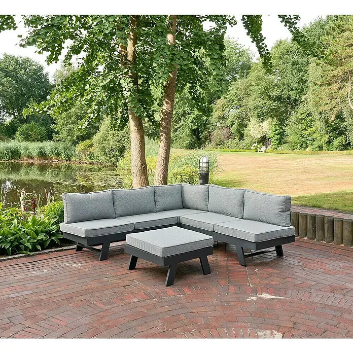 Garden Pleasure Loungemöbel-Set Donna - 3 -tlg., Aluminium, Polyester, Grau/Schwarz - Outdoor-Sitzgruppe in Dunkelgrau mit hellgrauen Kissen, auf einer Ziegelterrasse im Garten.