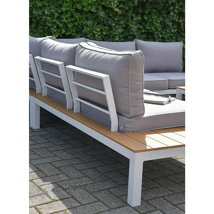 Garden Pleasure Loungemöbel-Set Valentina - 4 -tlg., Aluminium, Grau/Weiß-Helleiche - Outdoor-Lounge-Sofa mit grauen Kissen, weißem Aluminiumrahmen und hellen Holzoptik-Seitenablagen auf Pflastersteinen.