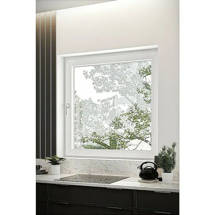 Solid Elements Kunststofffenster Basic - 120 x 120 cm, Verglasung: 2-fach, DIN Anschlag: Rechts, Außen: Anthrazit Sandstruktur, Innen: Weiß - Moderne Küchenzeile mit schwarzem Induktionskochfeld, schwarzem Wasserkocher und Topfpflanzen vor einem Fenster mit Bäumen.