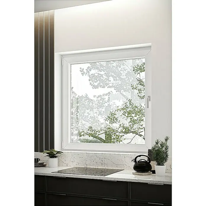 Solid Elements Kunststofffenster Basic - 120 x 120 cm, Verglasung: 3-fach, DIN Anschlag: Links, Außen: Anthrazit Sandstruktur, Innen: Weiß - Moderne Küche mit weiß gerahmtem Fenster über einer Marmorarbeitsplatte und schwarzem Induktionskochfeld. Dunkle Unterschränke.