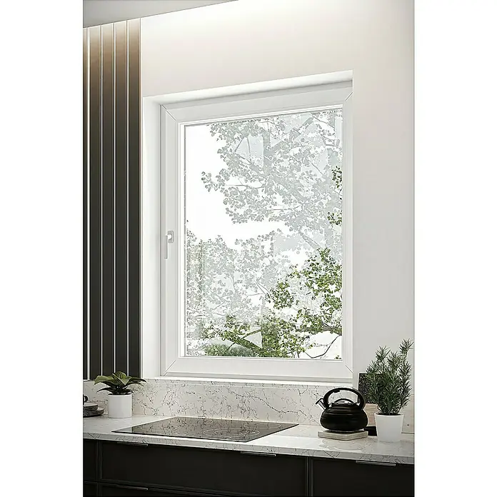 Solid Elements Kunststofffenster Basic - 105 x 135 cm, Verglasung: 3-fach, DIN Anschlag: Rechts, Außen: Anthrazit Sandstruktur, Innen: Weiß - Schwarzes Glaskeramik-Induktionskochfeld, in eine weiße Marmor-Arbeitsplatte integriert, neben einem Fenster.