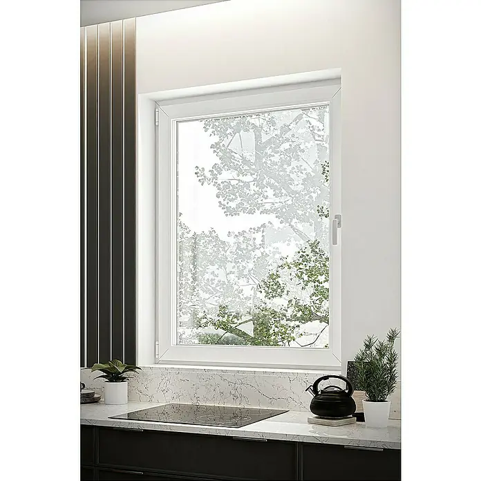 Solid Elements Kunststofffenster Basic - 105 x 135 cm, Verglasung: 2-fach, DIN Anschlag: Links, Außen: Anthrazit Sandstruktur, Innen: Weiß - Moderne Küche mit großem weißen Fenster, weißer Marmor-Arbeitsplatte und integriertem schwarzem Induktionskochfeld. Grünes Laub draußen.