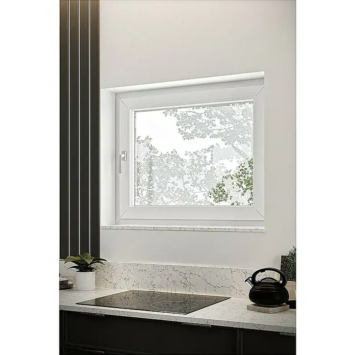 Solid Elements Kunststofffenster Basic - 100 x 80 cm, Verglasung: 3-fach, DIN Anschlag: Rechts, Außen: Anthrazit Sandstruktur, Innen: Weiß - Eine moderne Küche zeigt ein schwarzes Induktionskochfeld auf einer weißen Marmor-Arbeitsplatte, mit Blick auf Bäume.