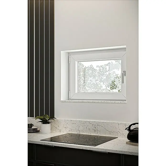 Solid Elements Kunststofffenster Basic - 80 x 60 cm, Verglasung: 2-fach, DIN Anschlag: Links, Außen: Anthrazit Sandstruktur, Innen: Weiß - Moderne Küche mit weißer Arbeitsplatte in Marmoroptik, integriertem Induktionskochfeld und einem Fenster darüber.