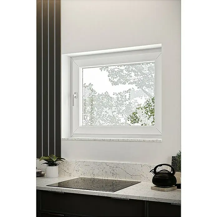 Solid Elements Kunststofffenster Basic - 100 x 80 cm, Verglasung: 2-fach, DIN Anschlag: Rechts, Außen: Anthrazit Sandstruktur, Innen: Weiß - Blick in eine moderne Küche mit weißem Fenster, Marmorarbeitsplatte, schwarzem Induktionskochfeld und Wasserkocher.