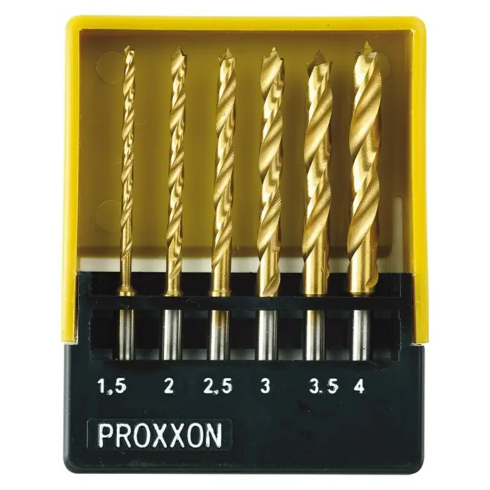 Proxxon Juego de brocas en espiral 28876 - Revestimiento de titanio, 6 pzs. - Un juego de brocas helicoidales Proxxon de color dorado en una caja de almacenamiento amarilla y negra, tamaños de 1,5 a 4 mm para perforaciones precisas.