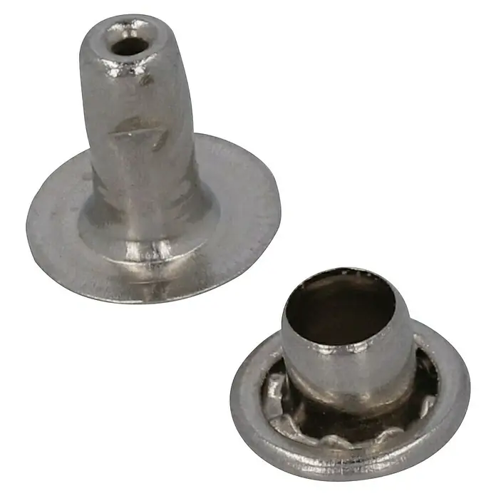 Suki Remache - Diámetro de remache: 13 mm, Longitud de remache: 11 mm, 10 ud. - Primer plano de dos ojales de color plateado, comúnmente utilizados en artículos de cuero y textiles para reforzar los agujeros.