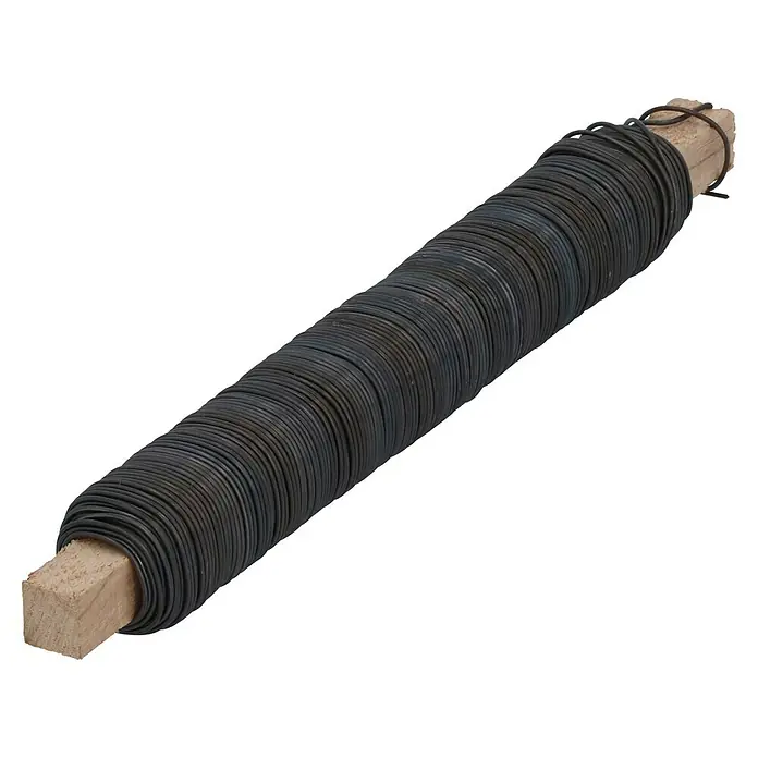 Suki Cable de acero - Acero endurecido - Rollo de alambre de atar recocido oscuro enrollado alrededor de un palo de madera.