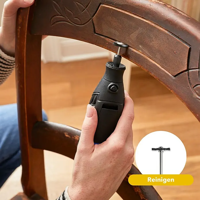 Dremel Multifunktionswerkzeug 3200 (1/90) - 130 W - Detaillierte Ansicht eines Dremel-Werkzeugs, das zur Reinigung und Restaurierung eines verzierten Holzstuhls verwendet wird.