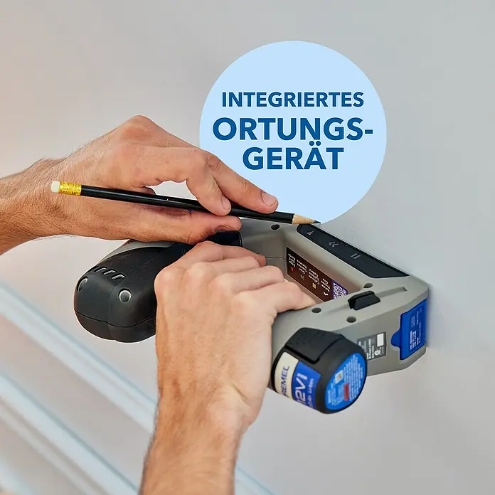 Dremel Akkuschrauber Blueprint 3-in-1 - 12 V, 1 Akku, 2 Ah, 5 Nm - Ein Mann benutzt einen Dremel-Multifunktionsdetektor, um eine Stelle an einer Wand mit einem Bleistift zu markieren.