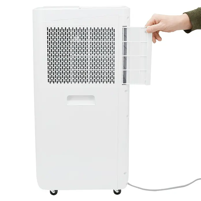 Woods Mobiles Klimagerät Milan 9K WIFI DUO - 2,6 kW, Raumgröße: 26 m², Weiß - Weißes mobiles Klimagerät, eine Hand entfernt den Seitenfilter.