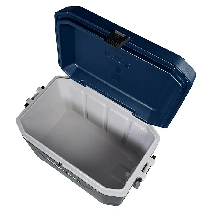 Igloo Kühlbox Maxcold - L x B x H: 63,4 x 38,3 x 40,9 cm, 51 l, Anthrazit/Blau - Offene Igloo Kühlbox mit dunkelblauem Deckel, grauem Gehäuse und weißem Innenraum.