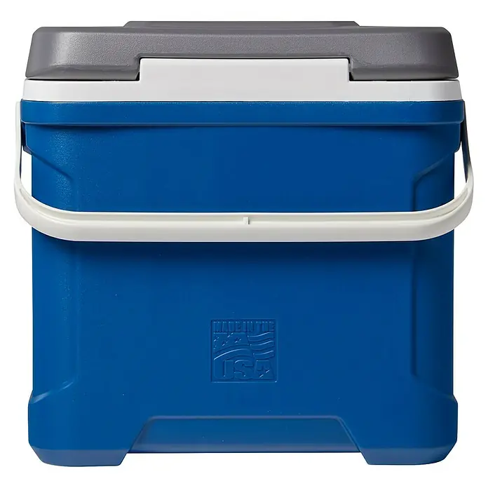 Igloo Kühlbox Latitude - 28 l, L x B x H: 45,7 x 30,1 x 43,8 cm, Blau/Grau - Blau-graue Kühlbox aus Kunststoff mit weißem Griff und Zierleiste, mit 'Made in the USA' Logo auf der Vorderseite.