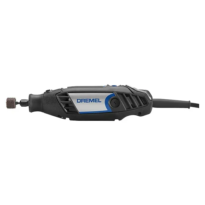 Dremel Multifunktionswerkzeug 3200 (1/90) - 130 W - Nahaufnahme eines Dremel Rotationswerkzeugs mit Schleifaufsatz vor schwarzem Hintergrund. Das Werkzeug ist dunkelgrau mit blauem Akzent.