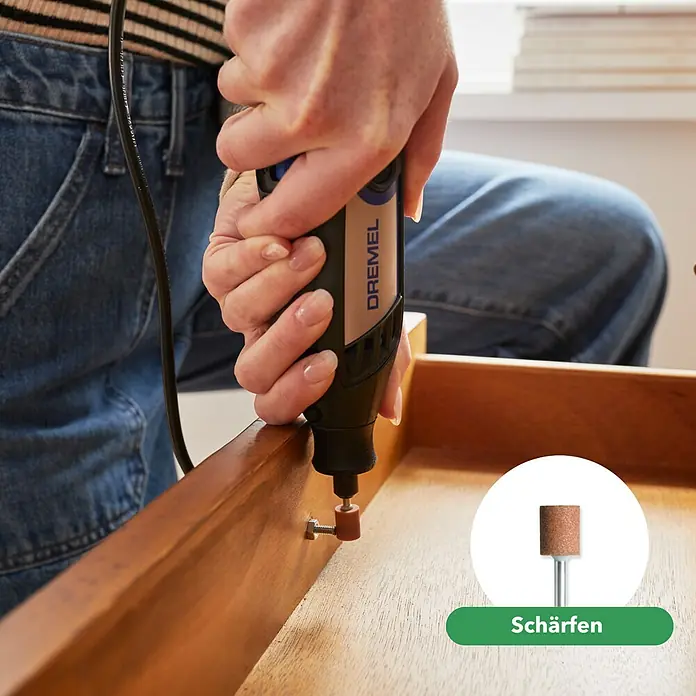 Dremel Multifunktionswerkzeug 3200 (1/90) - 130 W - Frau schärft mit einem Dremel Schleifaufsatz aus Schleifstein Holz. Ideal zum Schleifen, Entgraten und allgemeinen Schleifen.