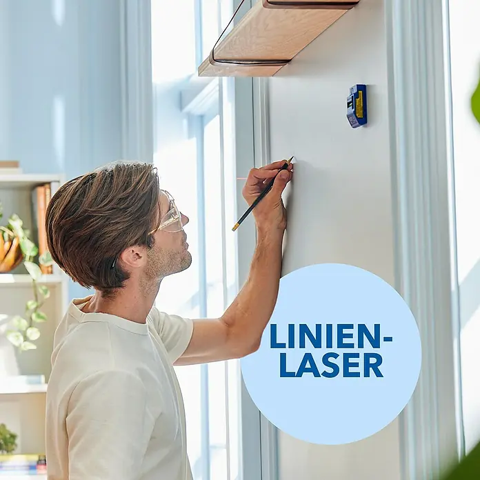 Dremel Akkuschrauber Blueprint 3-in-1 - 12 V, 1 Akku, 2 Ah, 5 Nm - Ein Mann markiert mit einem Stift eine Stelle an der Wand, wo er mit einem Linienlaser eine gerade Linie ausgerichtet hat.