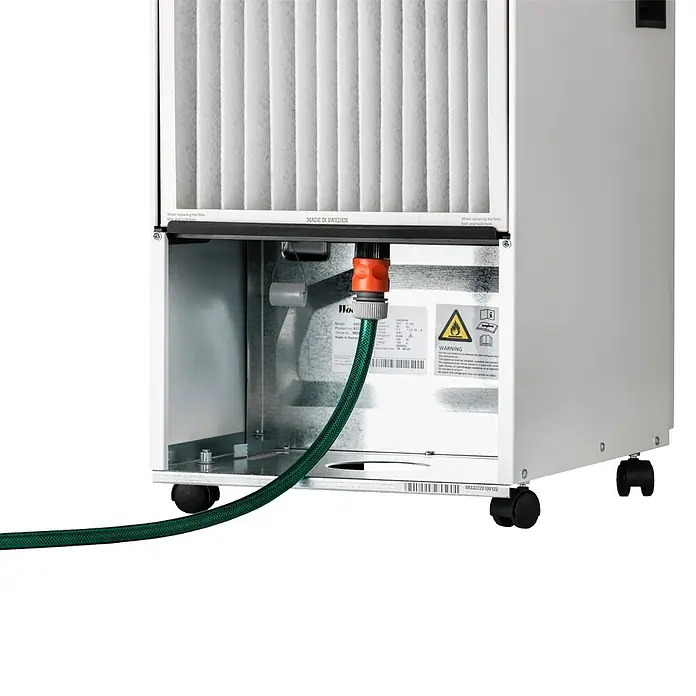 Woods Elektro-Luftentfeuchter SW 22 FW - 190 W, Entfeuchtungsleistung: 13,5 l/Tag, Weiß - Weißer Luftentfeuchter mit offenem Filterfach, sichtbarem Filter und angeschlossenem grünem Ablaufschlauch. Auf Rollen.