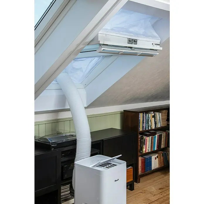Woods Fensterabdichtung Dachfenster für mobile Klimageräte von Woods - Weiß, Breite: 39 cm - Weißes mobiles Klimagerät von Wood's, dessen Abluftschlauch durch ein Dachfenster geleitet wird.