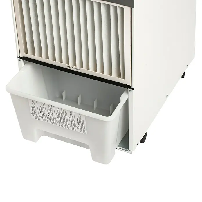 Woods Elektro-Luftentfeuchter LD 40 - 250 W, Entfeuchtungsleistung: 13 l/Tag, Weiß - Weißes Gerät mit Faltenluftfilter und herausgezogenem Wasserauffangbehälter mit Warnhinweisen.