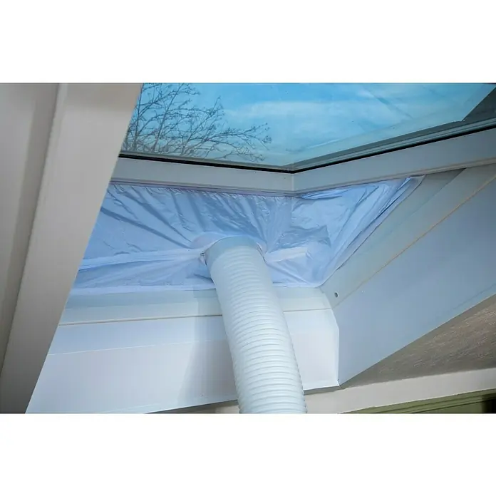 Woods Fensterabdichtung Dachfenster für mobile Klimageräte von Woods - Weiß, Breite: 39 cm - Weißer flexibler Abluftschlauch für Klimaanlagen, an einem Stoff-Fensterdichtungsset in einem Dachfenster.
