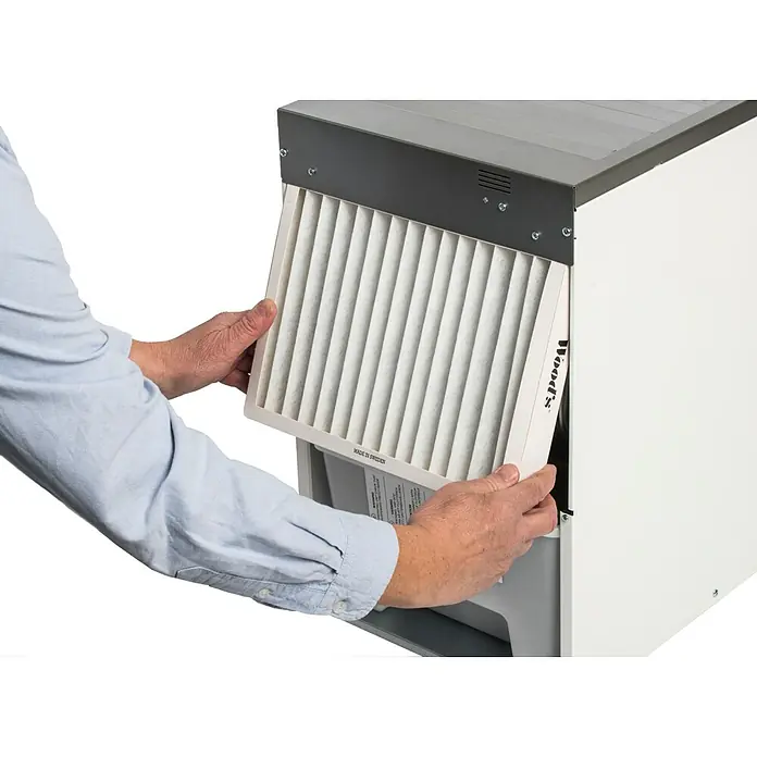 Woods Elektro-Luftentfeuchter LD 40 - 250 W, Entfeuchtungsleistung: 13 l/Tag, Weiß - Hände setzen einen weißen plissierten Luftfilter in einen weißen und grauen Luftreiniger ein.