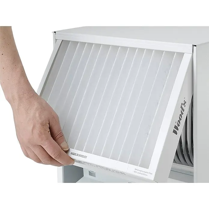 Woods Filter Anti-Schimmel - Passend für: LD 40 / SW 22, Weiß, 1 Stk. - Eine Hand hält einen weißen Faltenluftfilter mit der Aufschrift „Made in Sweden“ und „Wood’s“.