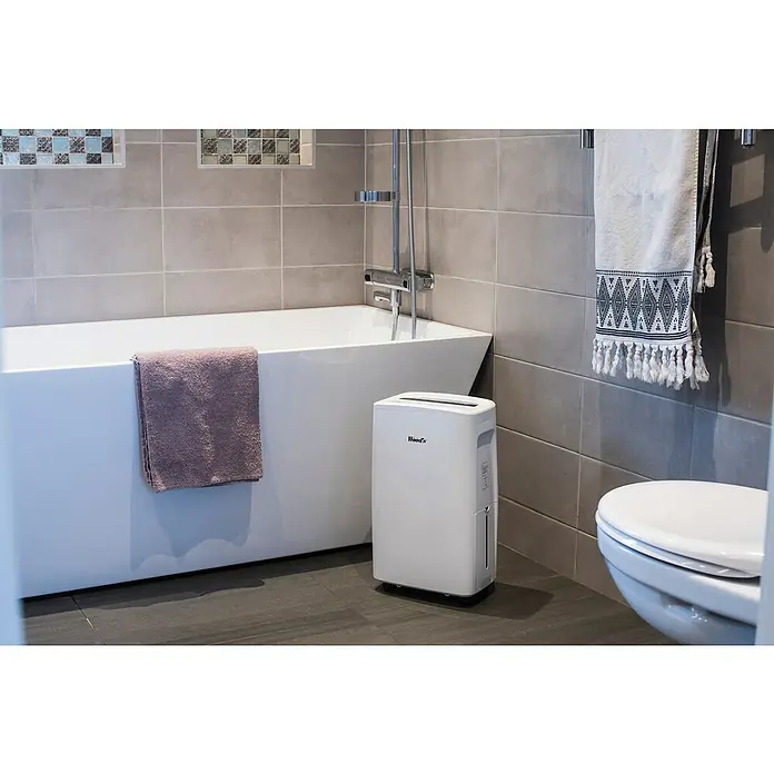 Woods Elektro-Luftentfeuchter MDX 14 - 220 W, Entfeuchtungsleistung: 10 l/Tag, Weiß - Weißer Wood's Luftentfeuchter auf dem Boden in einem modernen Badezimmer neben einer Badewanne.