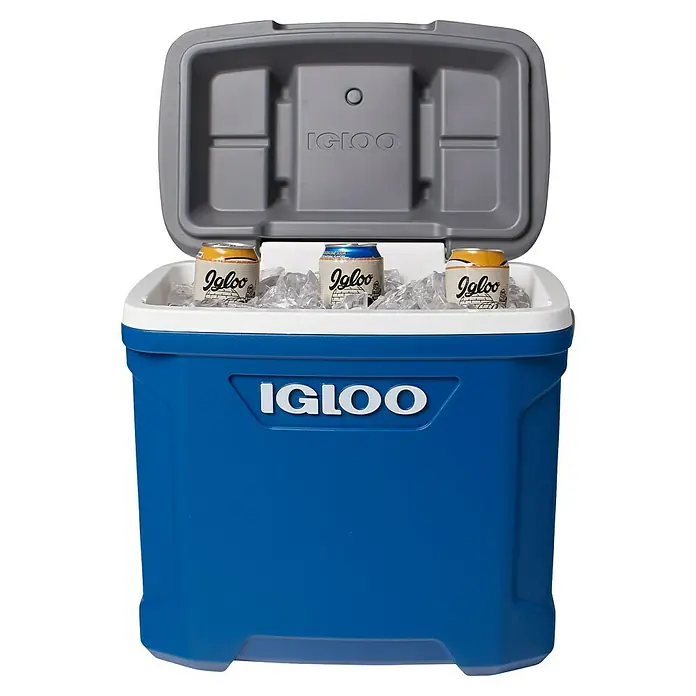 Igloo Kühlbox Latitude - 28 l, L x B x H: 45,7 x 30,1 x 43,8 cm, Blau/Grau - Offene blau-weiße Igloo Kühlbox mit angehobenem Deckel, gefüllt mit Eis und drei Getränkedosen.