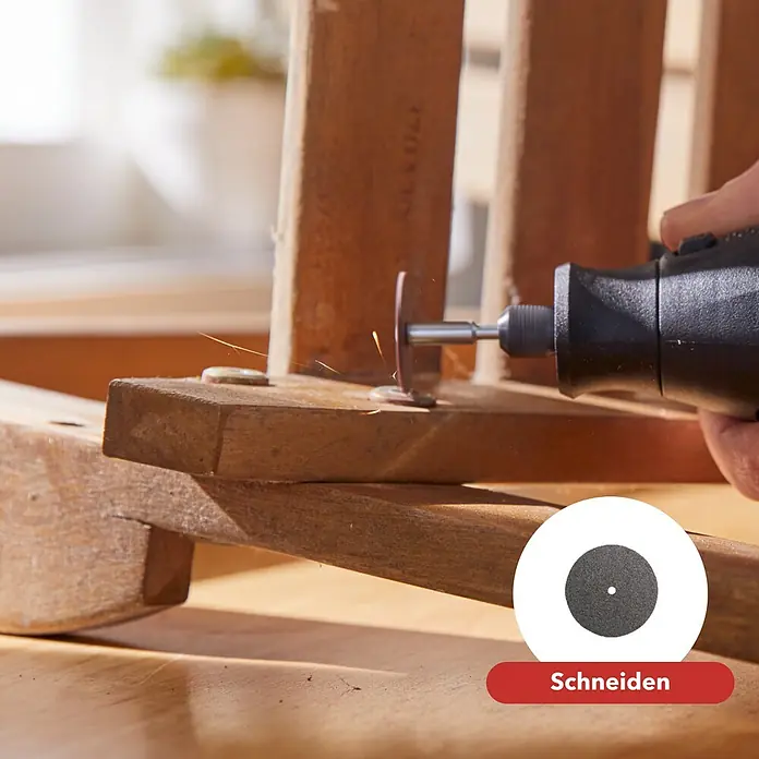 Dremel Multifunktionswerkzeug 3200 (1/90) - 130 W - Bild einer Schleifscheibe beim Schneiden von Holz mit einem Dremel-Werkzeug, hervorgehoben durch eine Grafik mit der Aufschrift "Schneiden".
