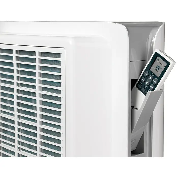 Woods Mobiles Klimagerät Cortina 12K - 3,5 kW, Raumgröße: 35 m², Weiß - Weißes tragbares Klimagerät mit seitlichem Gitter und Fernbedienung, die "19°C Cool" anzeigt und in einem Halter steckt.