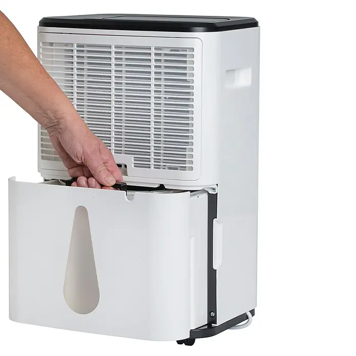 Woods Elektro-Luftentfeuchter MDX 20P - 360 W, Entfeuchtungsleistung: 20 l/Tag, Weiß - Weißer Luftentfeuchter; eine Hand zieht den Wasserbehälter mit schwarzem Griff heraus.