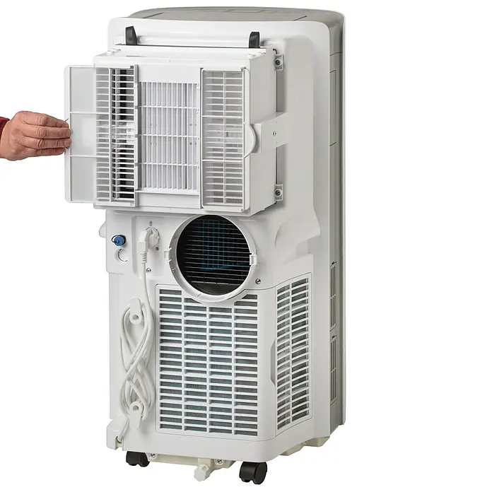Woods Mobiles Klimagerät Cortina 12K AirSwitch DUO A+ - 3,5 kW, Raumgröße: 35 m², Weiß - Weißes, tragbares Klimagerät; eine Hand öffnet die Filterabdeckung hinten. Netzkabel sichtbar.