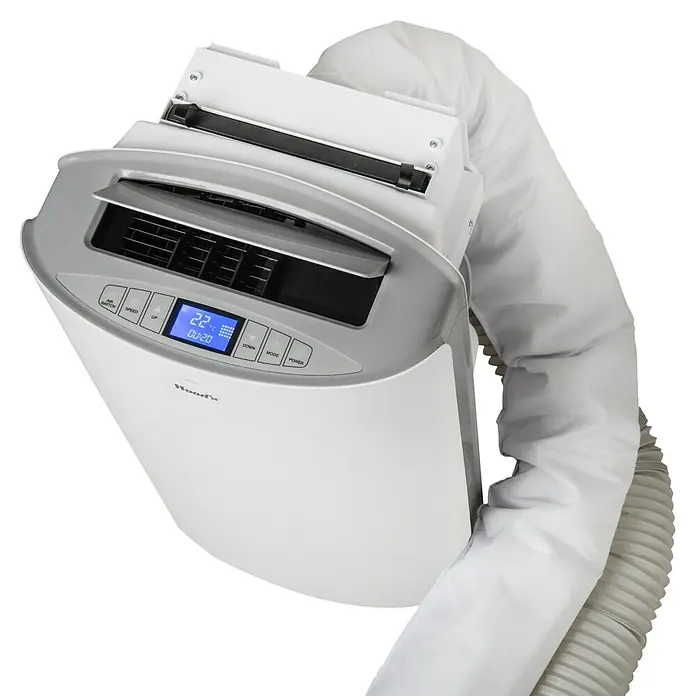Woods Mobiles Klimagerät Cortina 12K AirSwitch DUO A+ - 3,5 kW, Raumgröße: 35 m², Weiß - Weißes mobiles Klimagerät mit Digitalanzeige und angeschlossenem, weißem, stoffummanteltem Abluftschlauch.