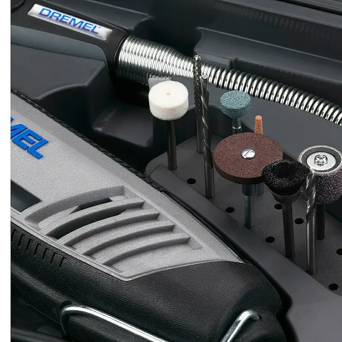 Dremel Multifunktionswerkzeug 4250 (4250 Platinum+) - 175 W, Leerlaufdrehzahl: 5.000 U/min - 35.000 U/min - Nahaufnahme eines Dremel-Rotationswerkzeugs mit verschiedenen Aufsätzen in einem Werkzeugkasten.