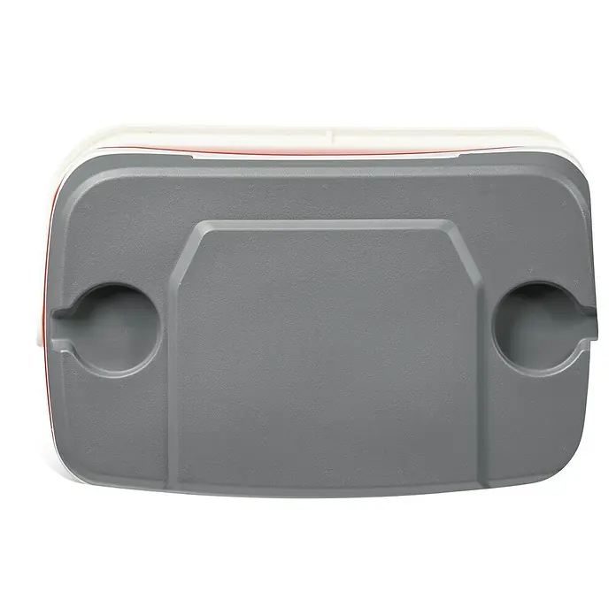Igloo Kühlbox Latitude - 28 l, L x B x H: 45,7 x 30,1 x 43,8 cm, Rot/Grau - Grau strukturierter Kühlboxdeckel mit zwei integrierten Getränkehaltern und einer vertieften Mittelzone.