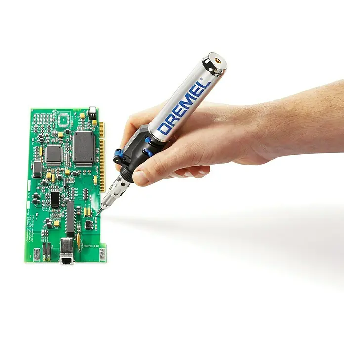 Dremel Gaslötkolben Versatip 2000-7 -  - Ein Dremel-Brenner wird für Präzisionsarbeiten an einer elektronischen Platine verwendet, ideal für Reparaturen und Hobbyprojekte.