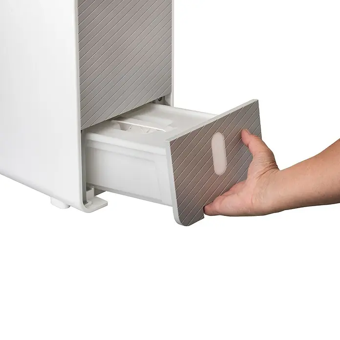 Woods Elektro-Luftentfeuchter WDD 90 Wifi - 610 W, Entfeuchtungsleistung: 8 l/Tag, L x B x H: 35,8 x 21,3 x 53,7 cm, Weiß - Hand öffnet eine weiß-graue Schublade einer Aufbewahrungseinheit. Die graue Schubladenfront ist strukturiert.