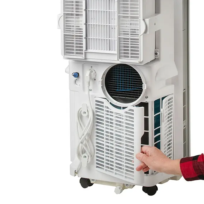 Woods Mobiles Klimagerät Cortina 12K AirSwitch DUO A+ - 3,5 kW, Raumgröße: 35 m², Weiß - Rückseite eines weißen mobilen Klimageräts; eine Hand öffnet eine Filterabdeckung und zeigt interne Komponenten.