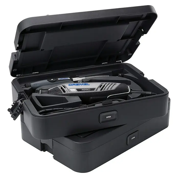 Dremel Multifunktionswerkzeug 4250 (4250 Platinum+) - 175 W, Leerlaufdrehzahl: 5.000 U/min - 35.000 U/min - Ein Dremel 4250 Multifunktionswerkzeug-Set in einem schwarzen Kunststoffkoffer, der geöffnet ist und das Werkzeug zeigt.