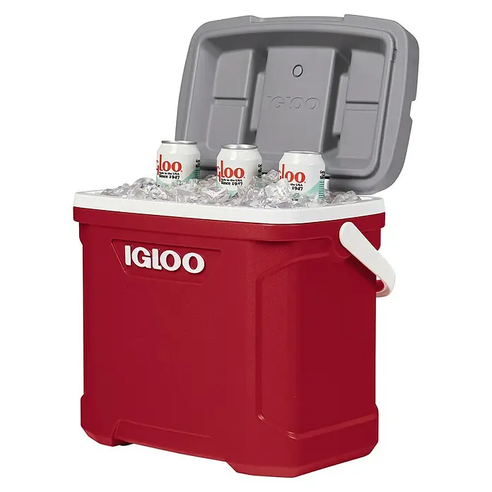 Igloo Kühlbox Latitude - 28 l, L x B x H: 45,7 x 30,1 x 43,8 cm, Rot/Grau - Rote Igloo Kühlbox mit offenem grauem Deckel, gefüllt mit Eis und Igloo Markendosen.