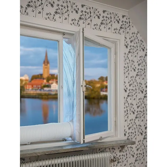 Woods Fensterabdichtung für mobile Klimageräte von Woods - Weiß, Breite: 39 cm - Weißer Abluftschlauch mit Fensterabdichtung, in offenem Fenster für Klimaanlage installiert.
