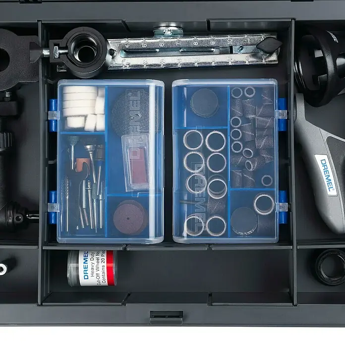Dremel Multifunktionswerkzeug 4250 (4250 Platinum+) - 175 W, Leerlaufdrehzahl: 5.000 U/min - 35.000 U/min - Detailaufnahme eines Dremel Werkzeugkoffers mit verschiedenen Aufsätzen, Schleifscheiben und Zubehörteilen, ideal für Präzisionsarbeiten.