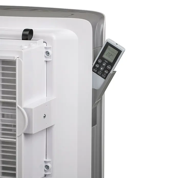 Woods Mobiles Klimagerät Cortina 12K AirSwitch DUO A+ - 3,5 kW, Raumgröße: 35 m², Weiß - Weißes Klimaanlagenpanel mit Fernbedienung (zeigt 22°) in der seitlichen Halterung. Schwarzes Band und Gitter sichtbar.