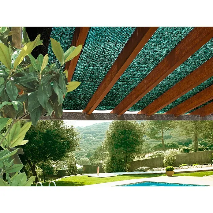 Malla sombreadora Sunnet - L x Al: 4 x 3 m, Verde - Vista de una pérgola con sombra verde y una hermosa piscina en el jardín. La sombra verde ofrece protección contra el sol.