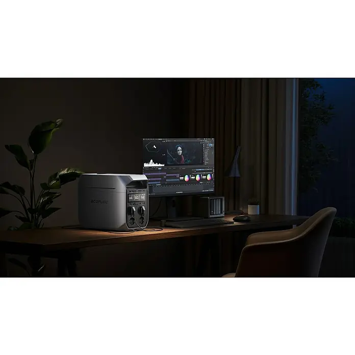 EcoFlow Powerstation Delta 3 Plus - 0% MwSt. - 1.024 Wh, Grau - Die EcoFlow Powerstation auf einem Schreibtisch, neben einem Monitor und einer Zimmerpflanze, bietet zuverlässige Stromversorgung.