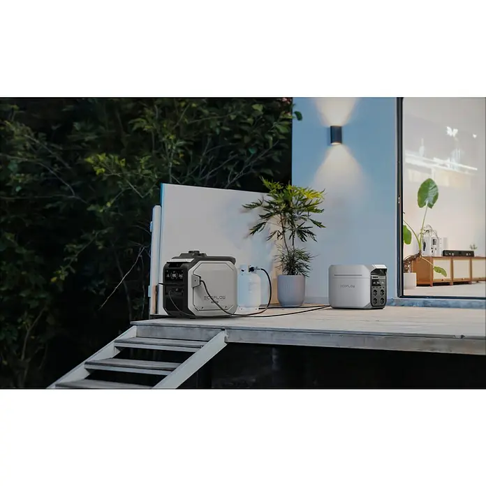 EcoFlow Powerstation Delta 3 Plus - 0% MwSt. - 1.024 Wh, Grau - Ein EcoFlow Smart Generator neben einer Powerstation, die eine zuverlässige Stromversorgung im Außenbereich demonstriert.