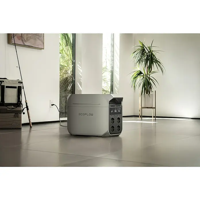 EcoFlow Powerstation Delta 3 Plus - 0% MwSt. - 1.024 Wh, Grau - Das tragbare EcoFlow Kraftwerk in einem hellen Raum, neben einer Zimmerpflanze und Angelausrüstung, bietet vielseitige Stromversorgung für unterwegs.