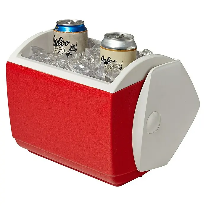 Igloo Kühlbox - 6 l, L x B x H: 29,8 x 20,9 x 30,5 cm, Rot/Weiß - Texturierte rot-weiße Igloo-Kühlbox, offen und gefüllt mit Eis und zwei Getränkedosen.