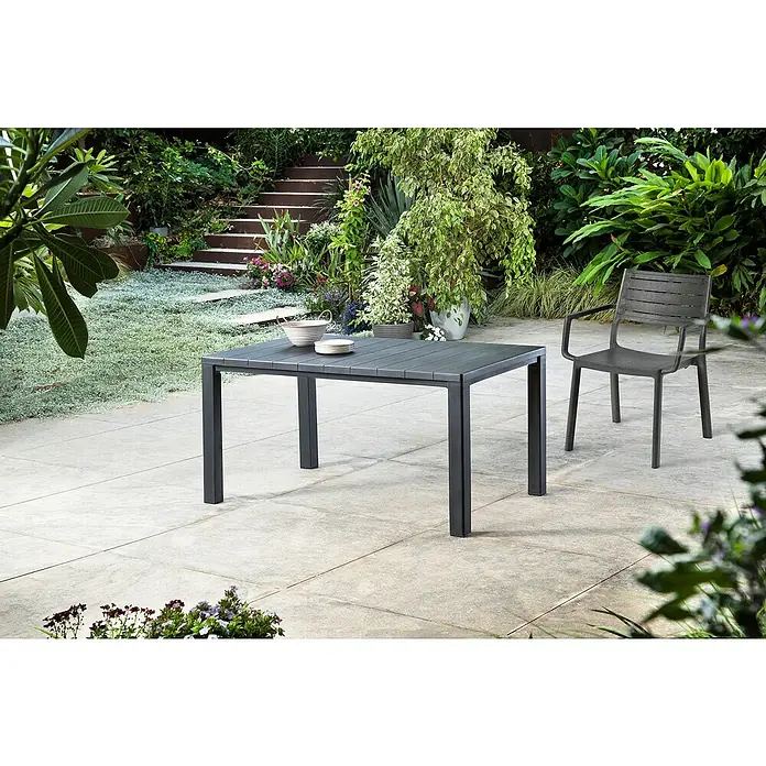 Keter Silla de jardín Metaline - An x Pr x Al: 60 x 53 x 81 cm, Antracita - Mesa de comedor de lamas gris oscuro y silla a juego en un área exterior pavimentada, con cuencos.